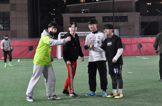 강사빈(앞줄 왼쪽에서 두번째) 대구 중·남구 국회의원 예비후보가 12월16일 저녁 지역구 소재 한 풋살장에서 만난 청년들과 함께 기념사진을 촬영하고 있다.<강사빈 예비후보 측 제공 사진>